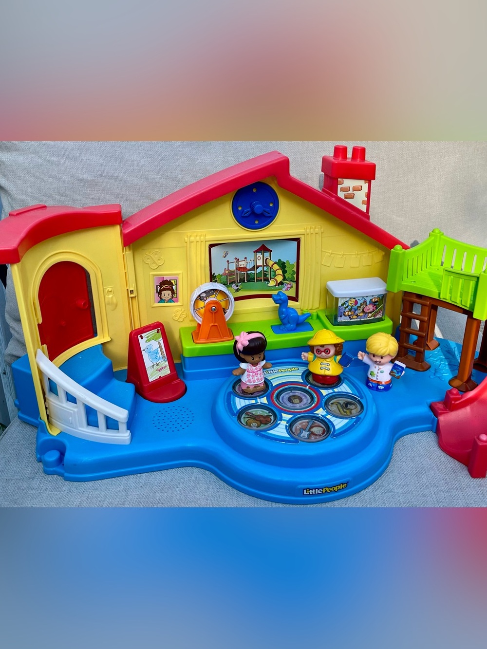 FISHER-PRICE - LITTLE PEOPLE MUSICAL PRESCHOOL - INTERACTIVE TOY WITH 3 FIGURES